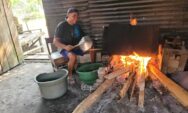 Dari Sopir Truk Beralih Jadi Pengusaha Kerupuk Bakar, Omzet Puluhan Juta Rupiah