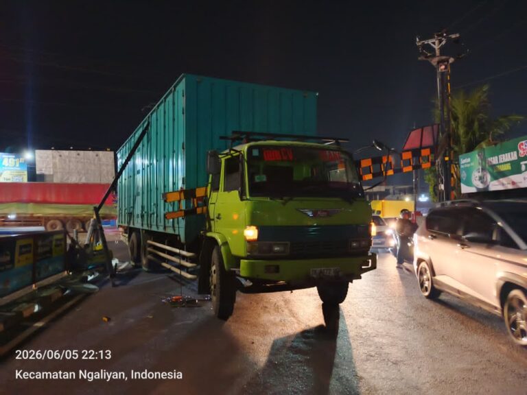 Truk Tabrak Portal Jrakah