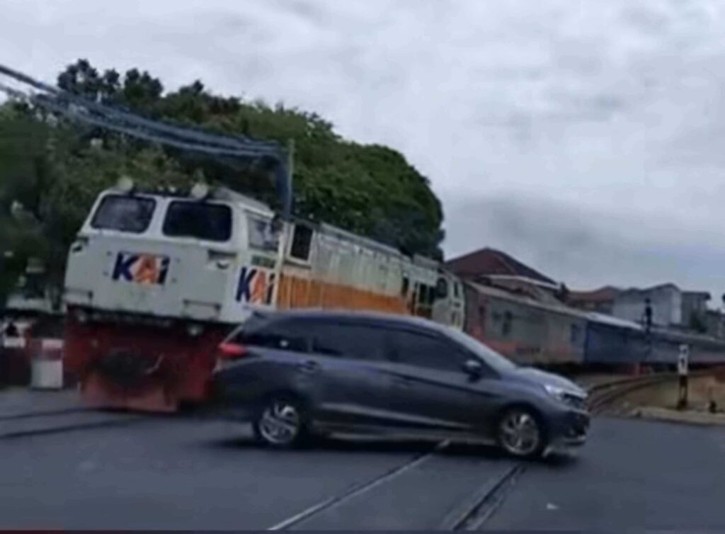 Viral Mobil Terobos Palang Pintu KA di Jalan Layur