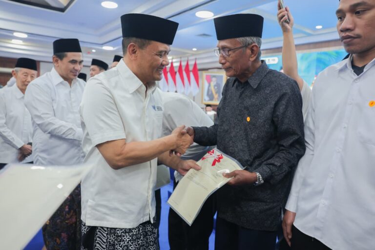 Penyerahan sertifikat tanah wakaf Jateng
