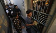 Tradisi Unik Bagi Nasi Jangkrik di Masjid Menara Kudus