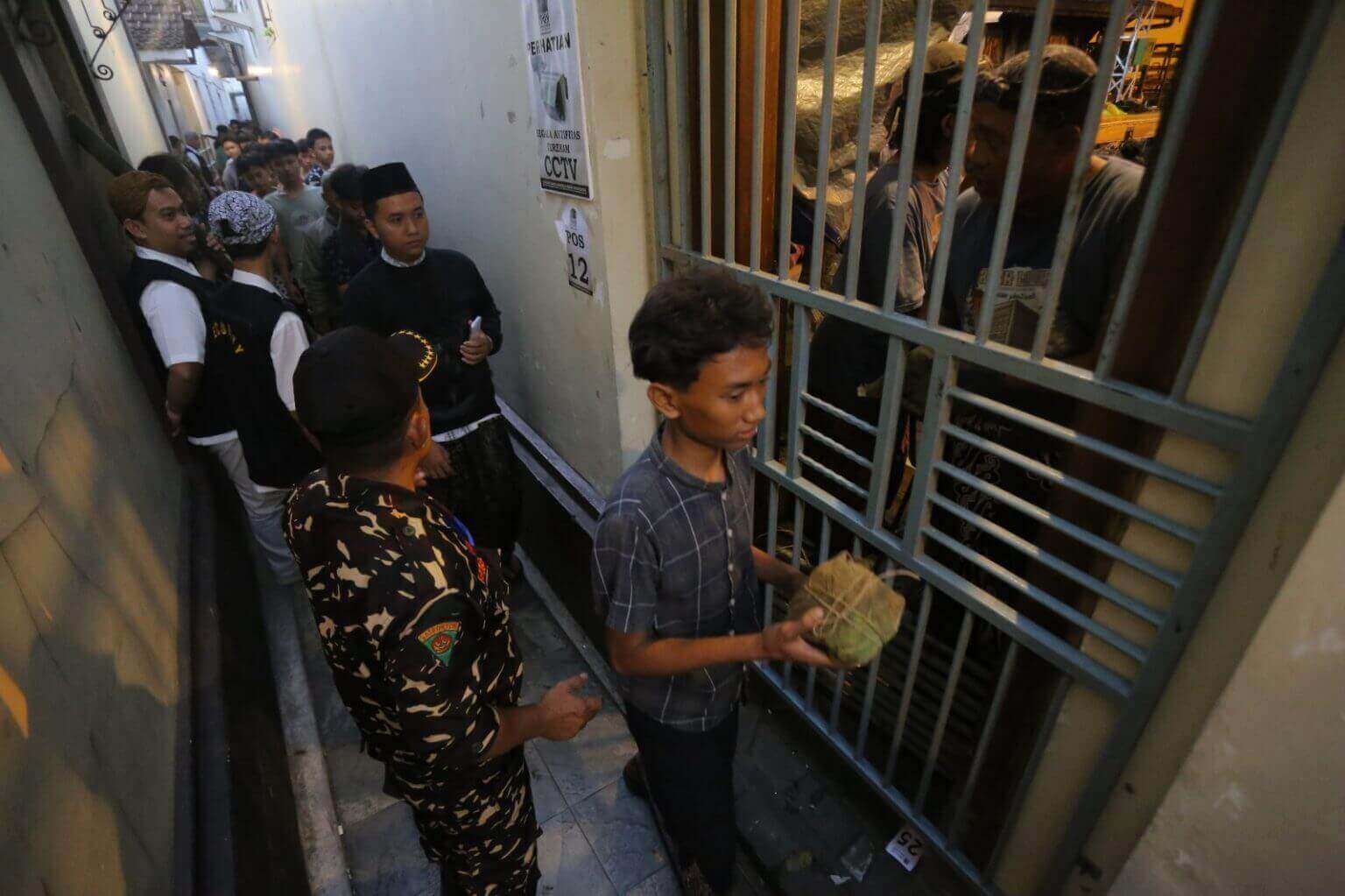 Tradisi Bagi Nasi Jangkrik di Masjid Menara Kudus