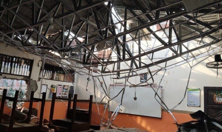 Ruang kelas 1A SDN Sendangmulyo 03 Semarang hancur tertimpa pohon