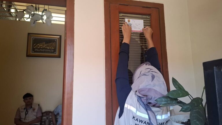 Pemasangan stiker QR Code IQRO