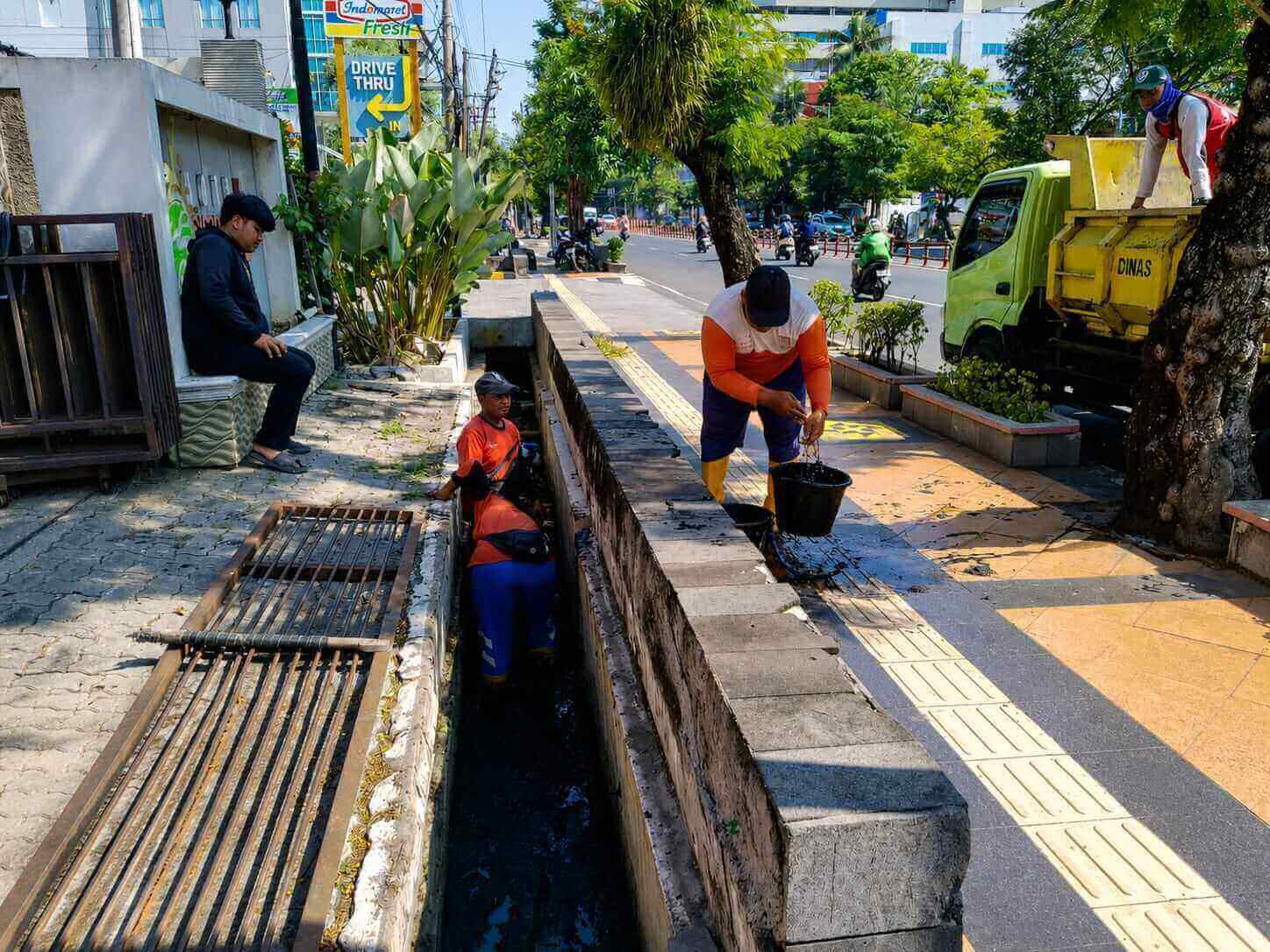 Pembersihan drainase di kawasan Simpang Lima