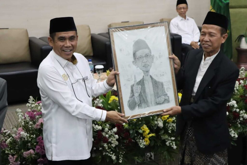Prof. Musahadi bersama Prof. Erfan Soebahar