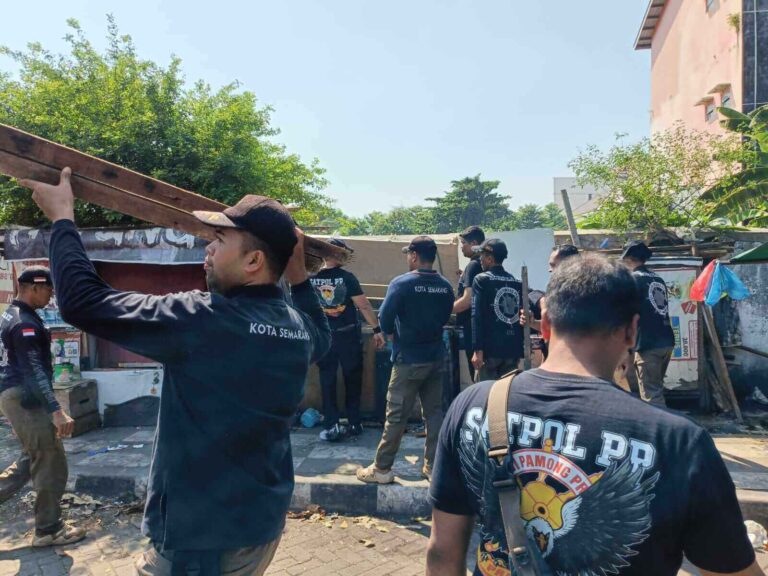 Penertiban Lapak Rosok di Jalan Kolonel Sugiyono
