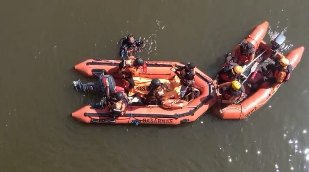 Evakuasi korban tenggelam di sungai Bengawan Solo