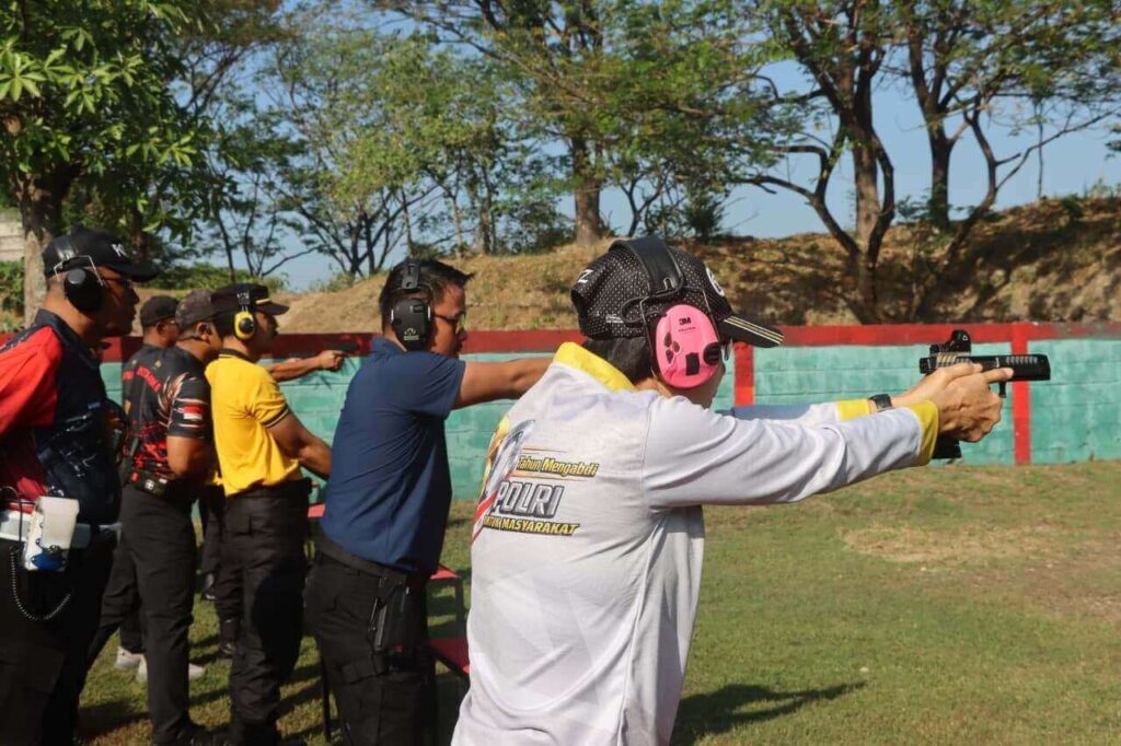 Polres Demak Latihan Menembak