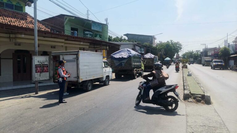Dishub Kota Semarang Lakukan Penertiban Parkir di Jalan Wolter Monginsidi