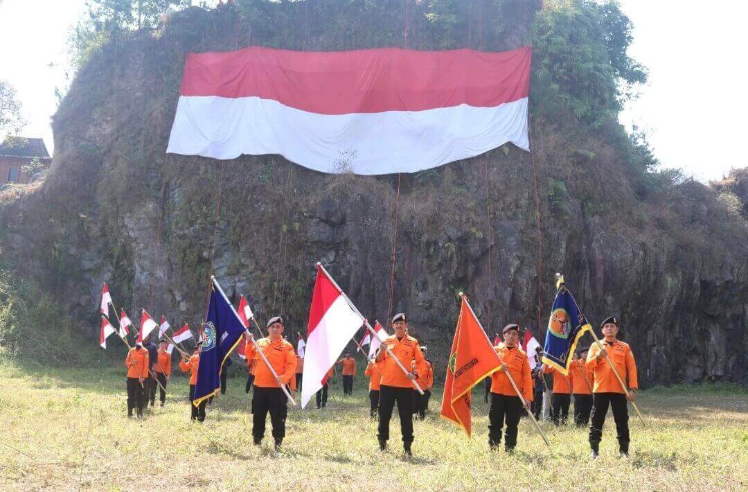 Pengibaran Bendera Merah Putih di Tebing Djaro Kendal