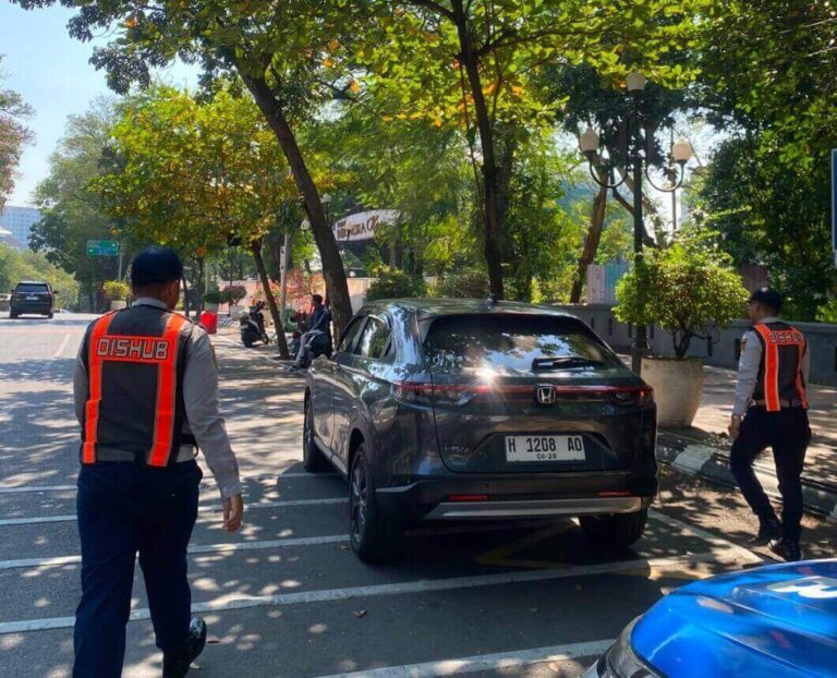 Penertiban Parkir di Taman Indonesia Kaya