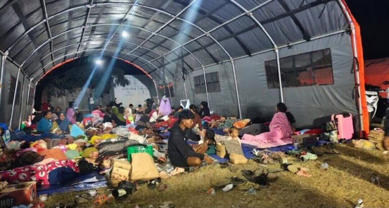 Tenda pengungsian gempa NTT