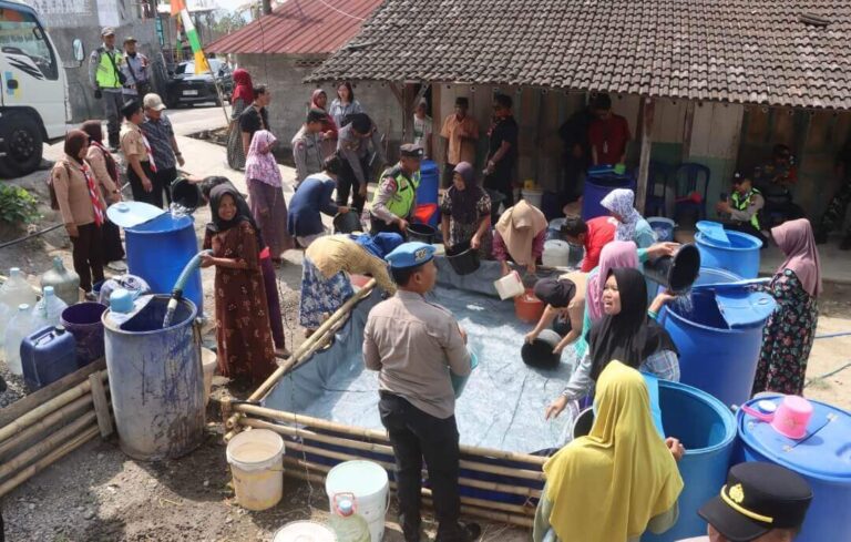 Polres Semarang Salurkan Air Bersih di Dusun Jagir