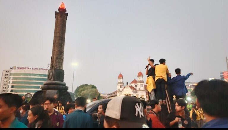 Aksi Mahasiswa di Tugu Muda Semarang