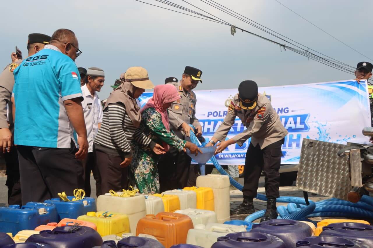 Polres Semarang Salurkan air bersih ke Warga Kemitir