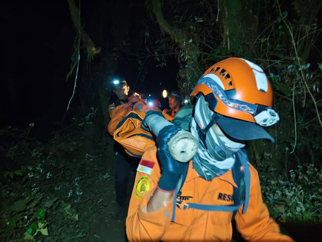 Evakuasi Pendaki Jatuh ke Kawah Gunung Slamet