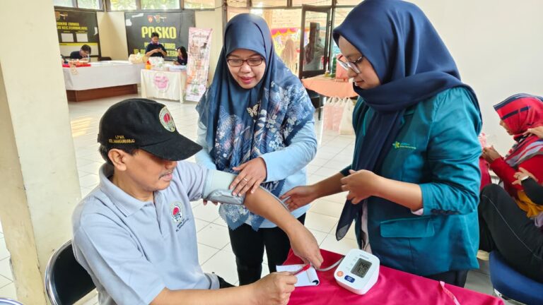 Tim Pengabdian Masyarakat Poltekkes Kemenkes Semarang di Mangunharjo