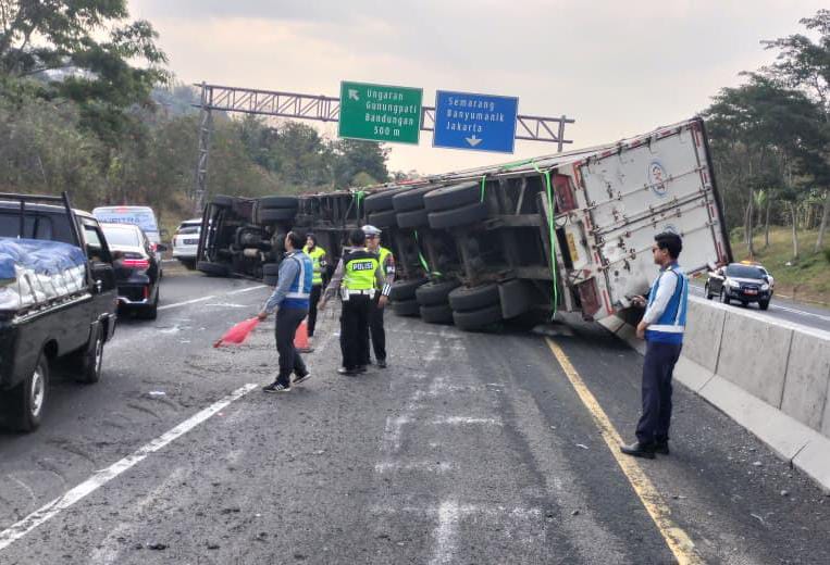 Truk Terguling di Tol Semarang-Solo