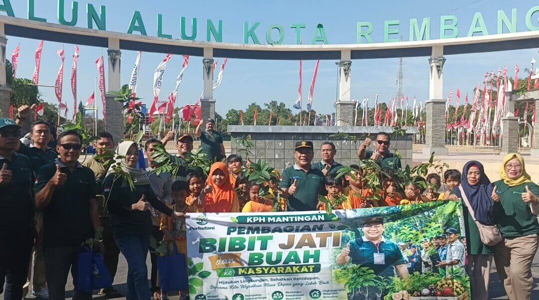 Perhutani Mantingan Bagikan Bibit Tanaman Buah