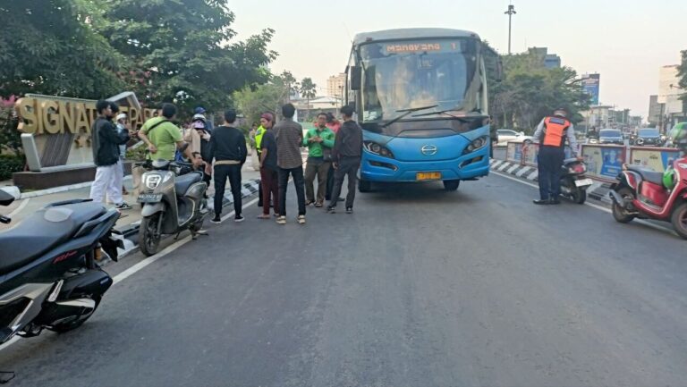 Kecelakaan di Tikungan Pierre Tendean Semarang