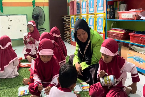 Warnai Celengan, Tanamkan Kebiasaan Menabung: Sosialisasi Kreatif KKN UIN Walisongo di TK Islam Al-Hikmah Sempor