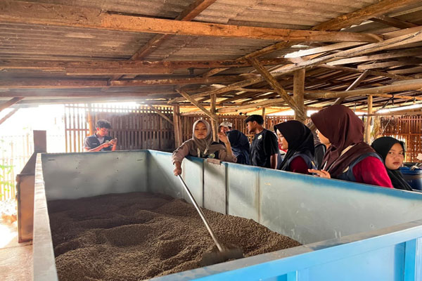 Mahasiswa Unnes Latih Budidaya Ikan, Ubah Pakan Pabrikan Jadi Pelet Lewat Teknologi “Bed Dryer” 