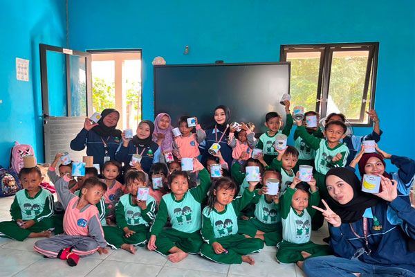 Tanamkan Kebiasaan Sejak Dini, KKN MIT-22 UIN Walisongo Sosialisasikan Gemar Menabung di TK Nusa Indah II