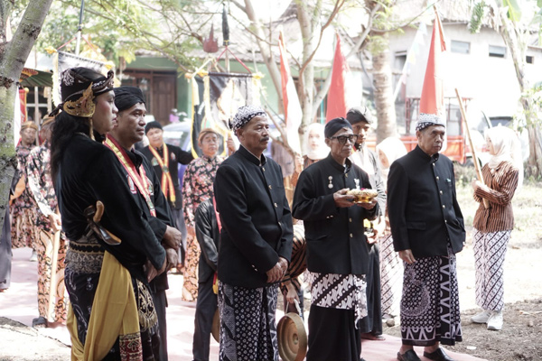 Menyibak Tradisi Sedekah Bumi Dusun Krajan, Tim KKN MIT-22 UIN Walisongo Kenali Kearifan Lokal