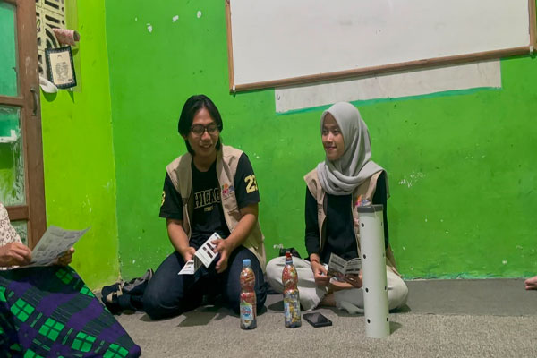 Mahasiswa GIAT 16 UNNES Ajak Warga Kentengsari Kelola Sampah