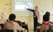 Kenali Dunia Digital dengan Bijak, Mahasiswa KKN Berikan Edukasi kepada Siswa SMPN 01 Banyubiru
