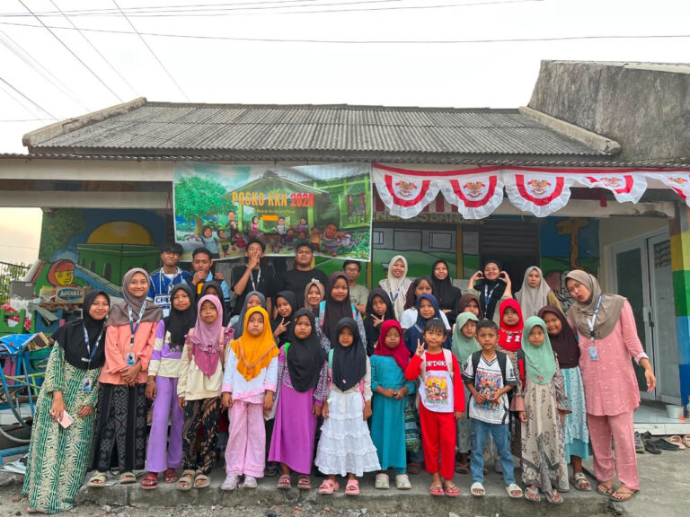 KKN Posko 87 Ubah Waktu Sore Anak-Anak Banjarejo Jadi Waktu Belajar