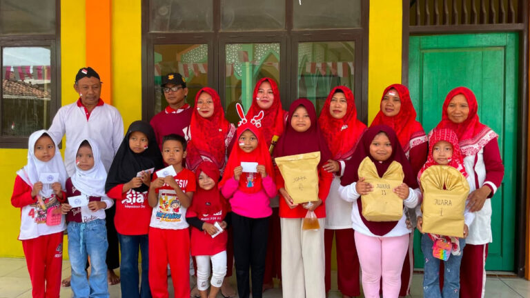 Pawai Sepeda Hias, KKN Posko 98 Semarakkan Semangat Kemerdekaan Bersama TPQ Bustanul Quran