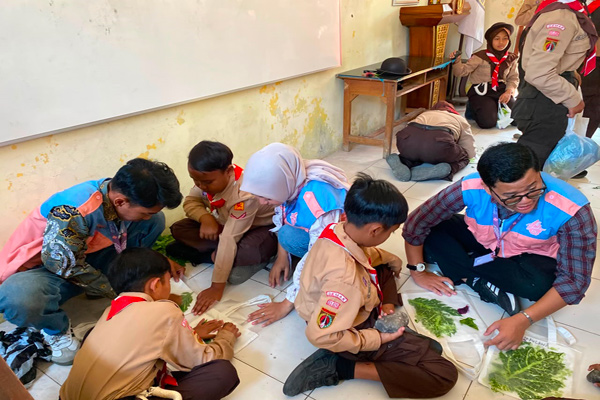 Kenalkan Kreativitas Ramah Lingkungan, KKN Bhaskara Posko 95 Gelar Pelatihan Ecoprint
