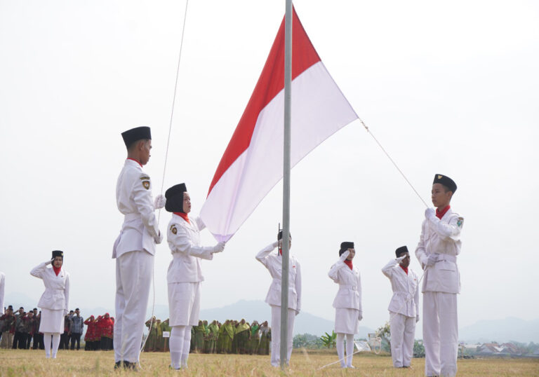 Bukan Angkat Senjata, Tapi Angkat Bendera: Mahasiswa KKN UIN Walisongo Gaungkan Nasionalisme Lewat Paskibra HUT ke-81 RI 