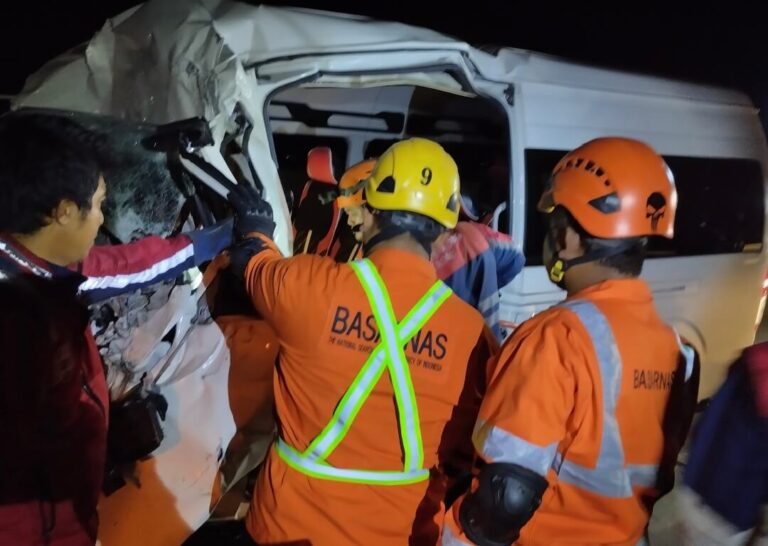 Kecelakaan Hiace Tabrak Truk di Tol Pemalang