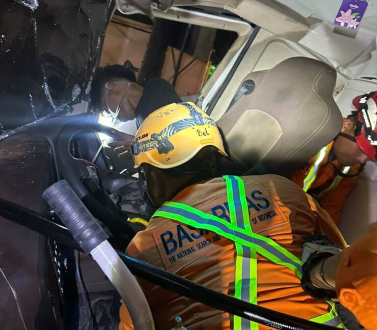Tim SAR gabungan mengevakuasi sopir Dump Truk di Banyumanik