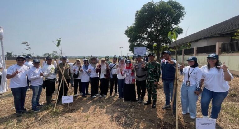 Bandara Ahmad Yani Semarang Tanam Pohon Tabebuya di Polaman Mijen