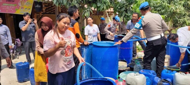 Distribusi air bersih bagi warga Desa Genjahan Blora