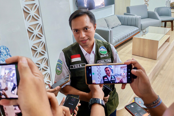 Paper Test BMKG Negatif, Abu Vulkanik Gunung Anak Krakatau Belum Jatuh di Jawa Tengah