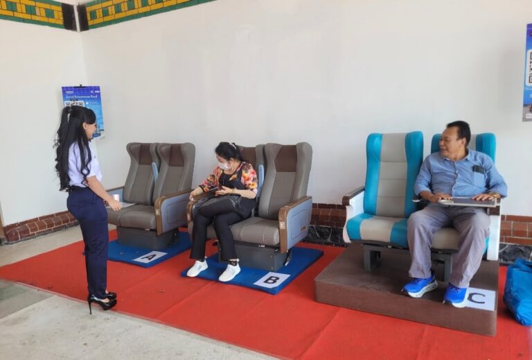 Uji Kenyamanan Kursi Kereta Eksekutif di Stasiun Tawang
