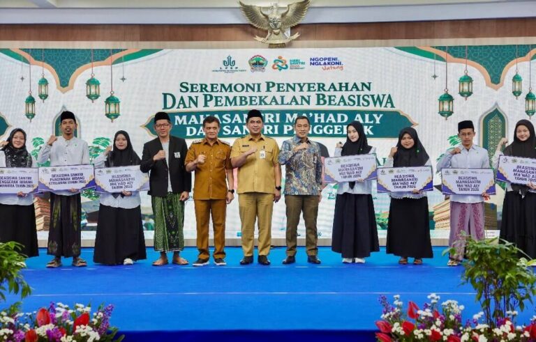 penyerahan dan pembekalan beasiswa santri Jateng