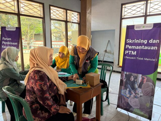BMM dan Cita Sehat Perkuat Kesehatan Masyarakat Gumilir lewat Skrining PTM dan Bantuan Alat Kesehatan